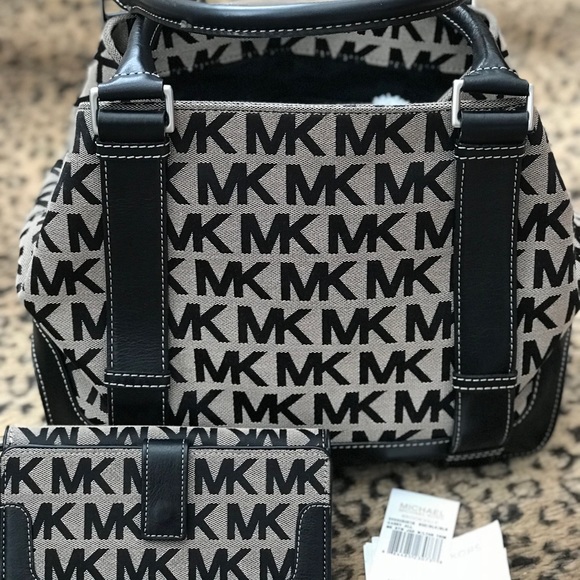 Michael Kors Tote w/ matching wallet.  PRICE FIRM - Picture 7 of 7